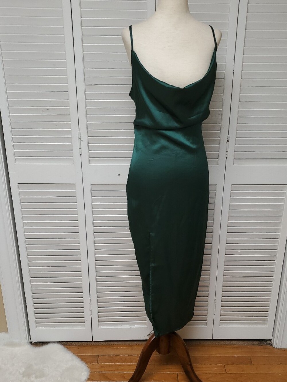PrettyLittleThing Satin Cowl Midi Dress in Emerald - Picture 3 of 11
